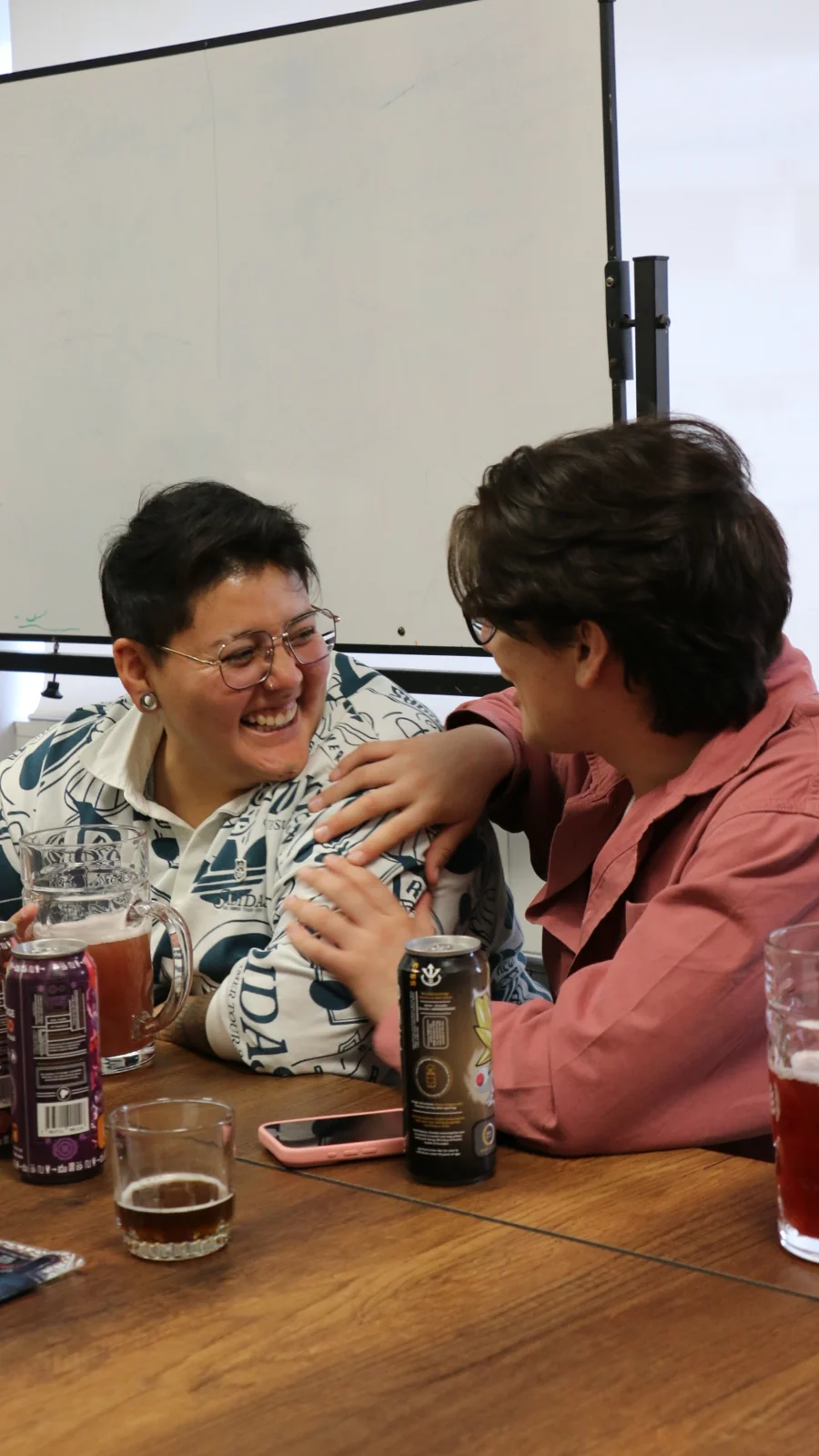 Participantes conversando y probando cervezas en una cata de Brewmaster
