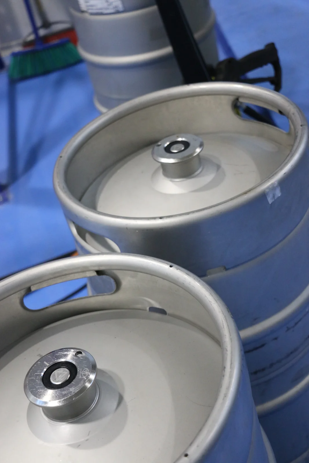 Barriles de cerveza preparados para el envasado en Brewmaster