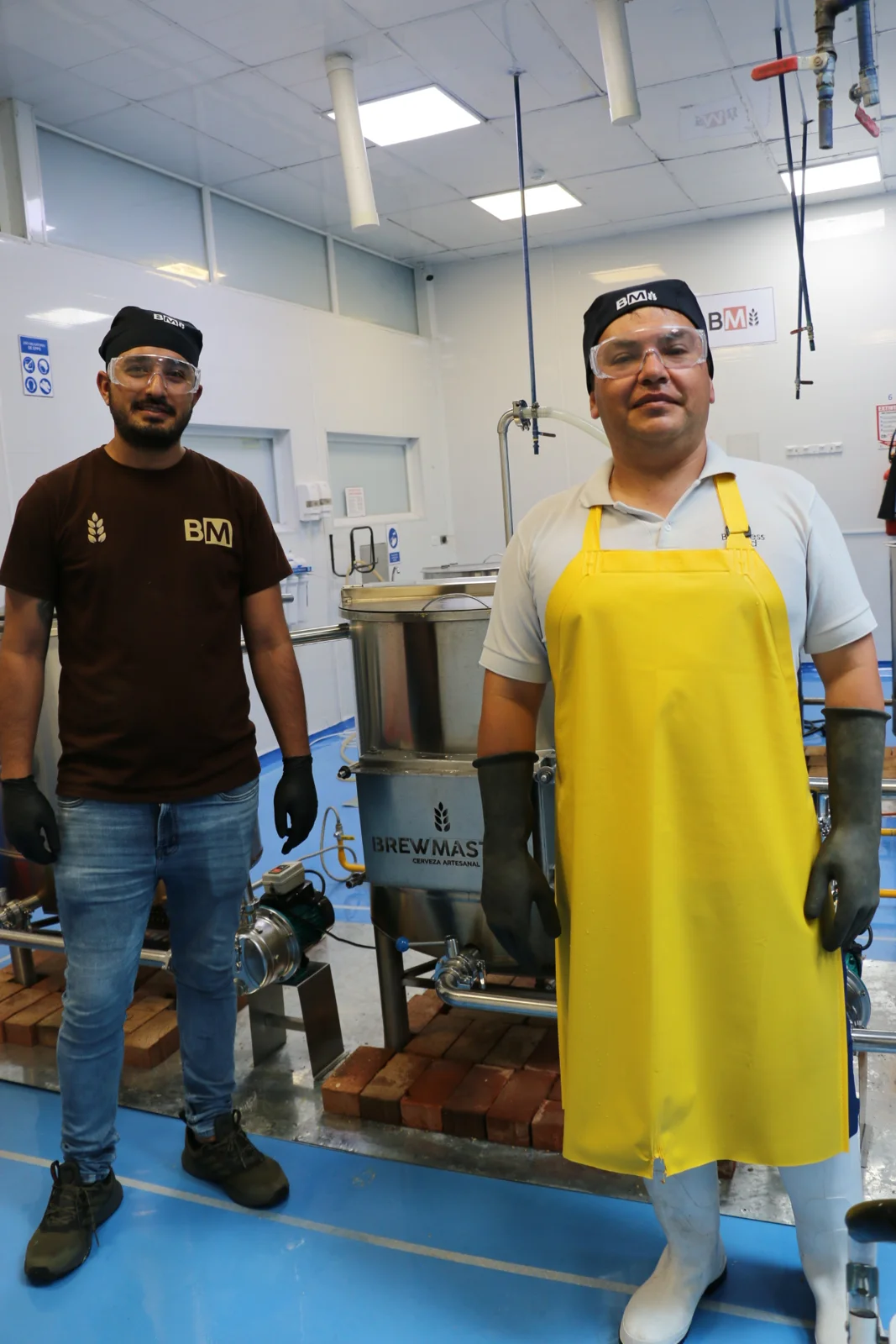 Quienes somos Equipo de Brewmaster en la zona de elaboración